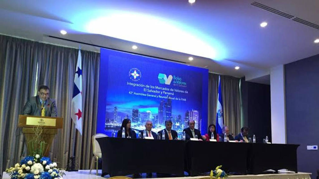 Bolsas de El Salvador y Panamá firman acuerdo de integración